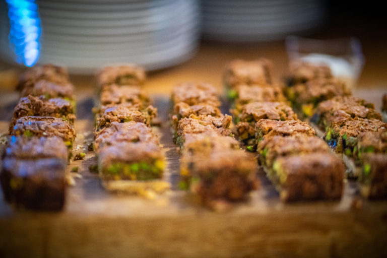 תמונת תקריב של בקלאווה המוגשת באירוע